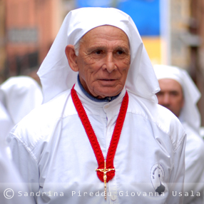 I Confratelli nella processione dei Santi Misteri dell'Oratorio del Santissimo Crocifisso a Cagliari - Immagini di Sandrina Pireddu e Giovanna Usala