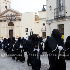 Le consorelle e la Madonna Addolorata nella processione del Cristo morto dell'Arciconfraternita del Santissimo Crocifisso a Cagliari - Immagini di Sandrina Pireddu e Giovanna Usala