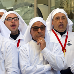 I cantori di San Giacomo nella processione del Cristo morto del Sabato Santo a Cagliari - Immagini di Sandrina Pireddu e Giovanna Usala