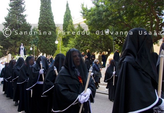 Settimana Santa Cagliari- Processione dei Misteri - la Madonna Addolorata - Arciconfraternita del Santissimo Crocifisso Cagliari - Immagine di Sandrina Pireddu e Giovanna Usala