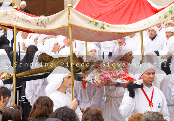 Settimana Santa Cagliari- Processione-del-Cristo-morto-e-della-Madonna-Addolorata - Arciconfraternita del Santissimo Crocifisso Cagliari - Immagine di Sandrina Pireddu e Giovanna Usala